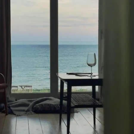 Сasa de vacaciones Beachfront At With Sea View