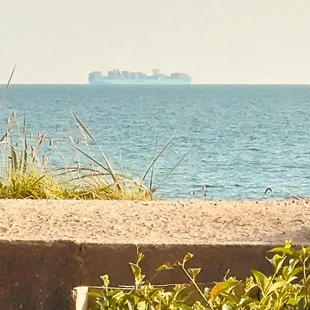 Beachfront At With Sea View Vakantiehuis Dannemare