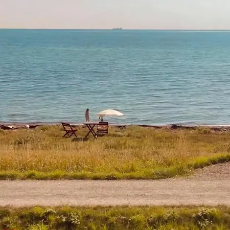 Beachfront At With Sea View Vakantiehuis