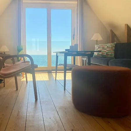 Beachfront At With Sea View Vakantiehuis