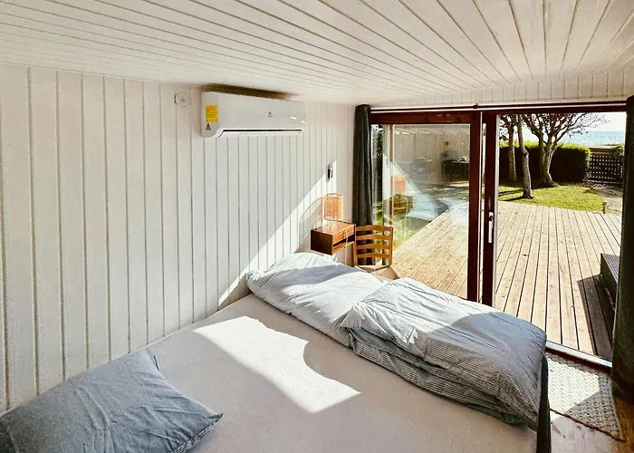 Beachfront At With Sea View Hébergement de vacances *